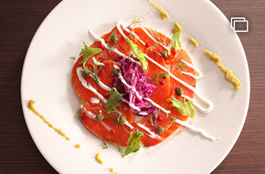 自家製スモークサーモンのカルパッチョ